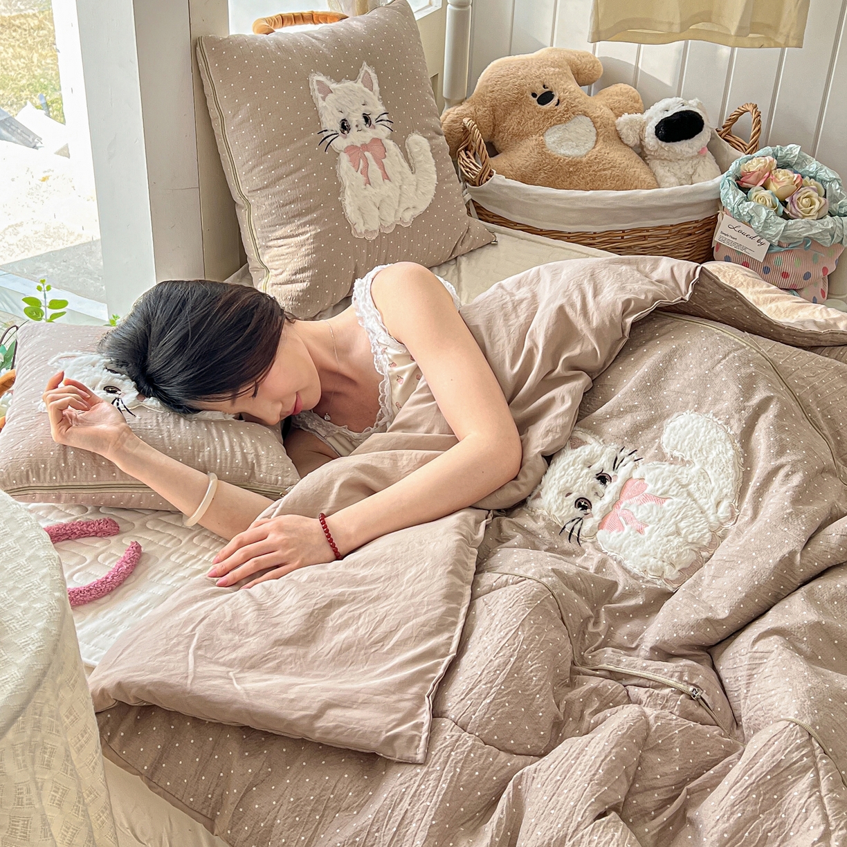 91家纺网 家纺一手货源 找家纺 番茄+ 2026新款ins风猫咪抱枕被 奶芙猫-波点咖