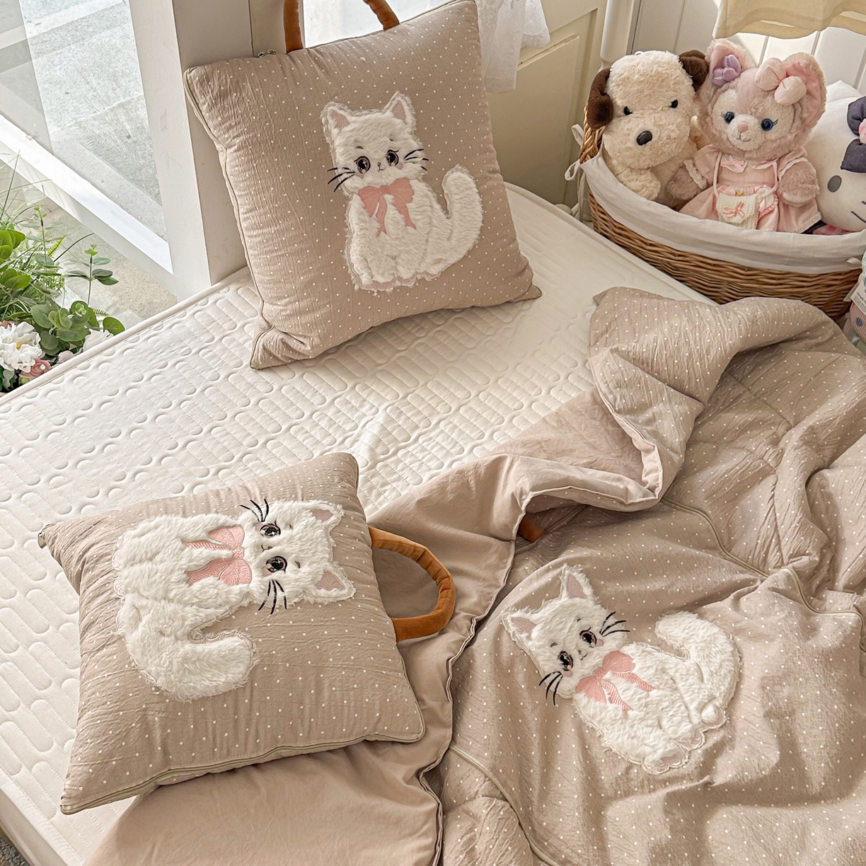 91家纺网 家纺一手货源 找家纺 番茄+ 2026新款ins风猫咪抱枕被 奶芙猫-波点咖