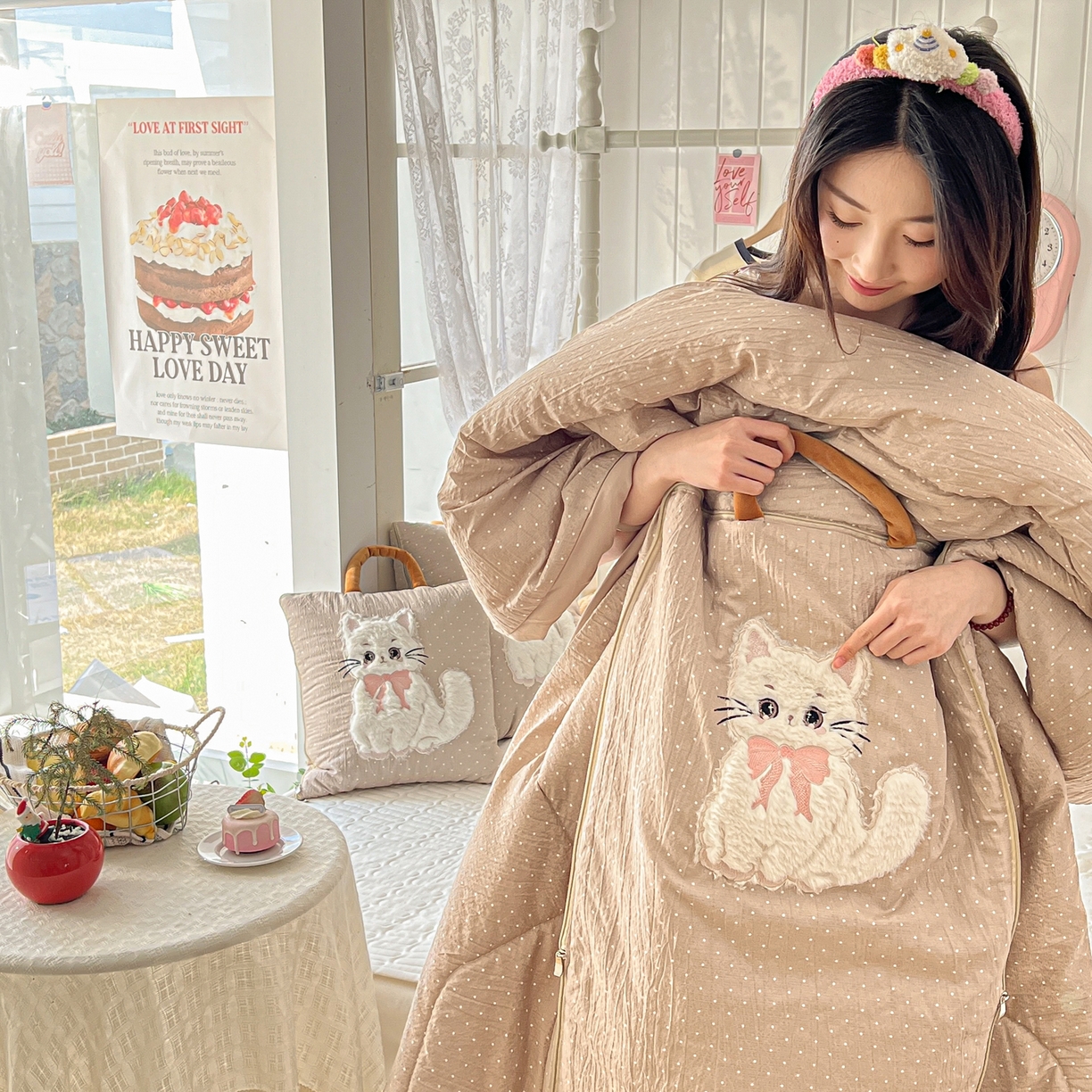 91家纺网 家纺一手货源 找家纺 番茄+ 2026新款ins风猫咪抱枕被 奶芙猫-波点咖