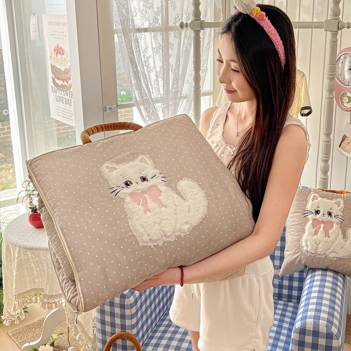 91家纺网 家纺一手货源 找家纺 番茄+ 2026新款ins风猫咪抱枕被 奶芙猫-波点咖