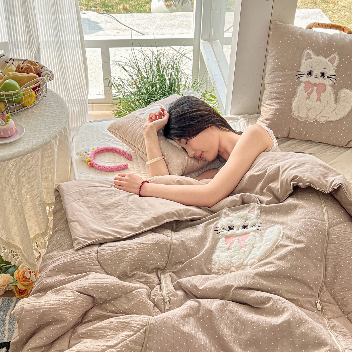 91家纺网 家纺一手货源 找家纺 番茄+ 2026新款ins风猫咪抱枕被 奶芙猫-波点咖