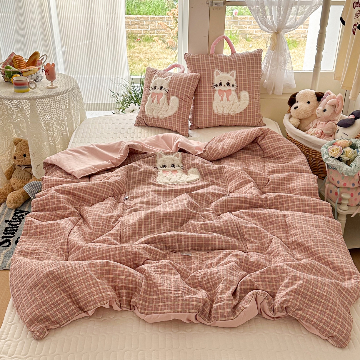 91家纺网 家纺一手货源 找家纺 番茄+ 2026新款ins风猫咪抱枕被 奶芙猫—海莉红