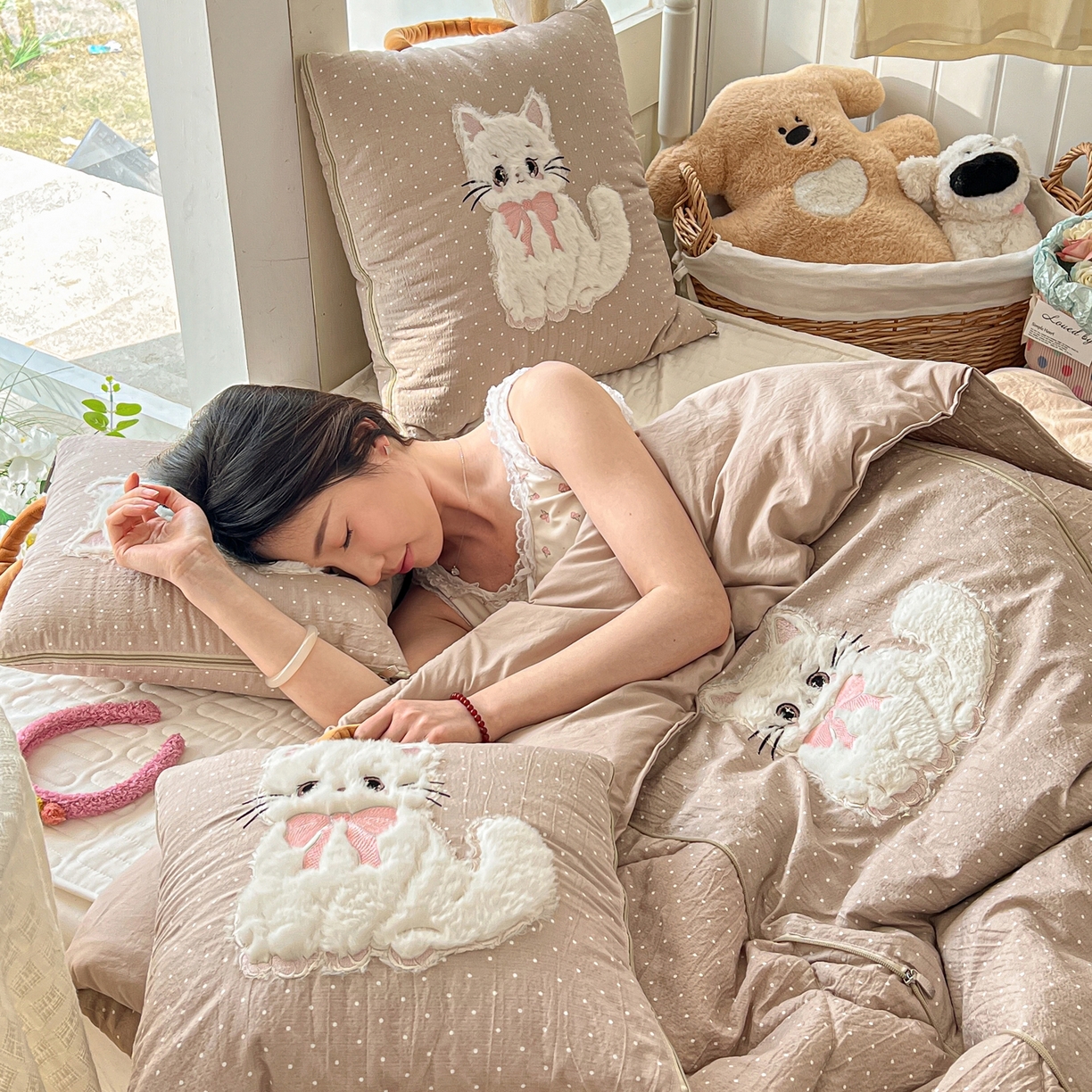 91家纺网 家纺一手货源 找家纺 番茄+ 2026新款ins风猫咪抱枕被 奶芙猫-波点咖