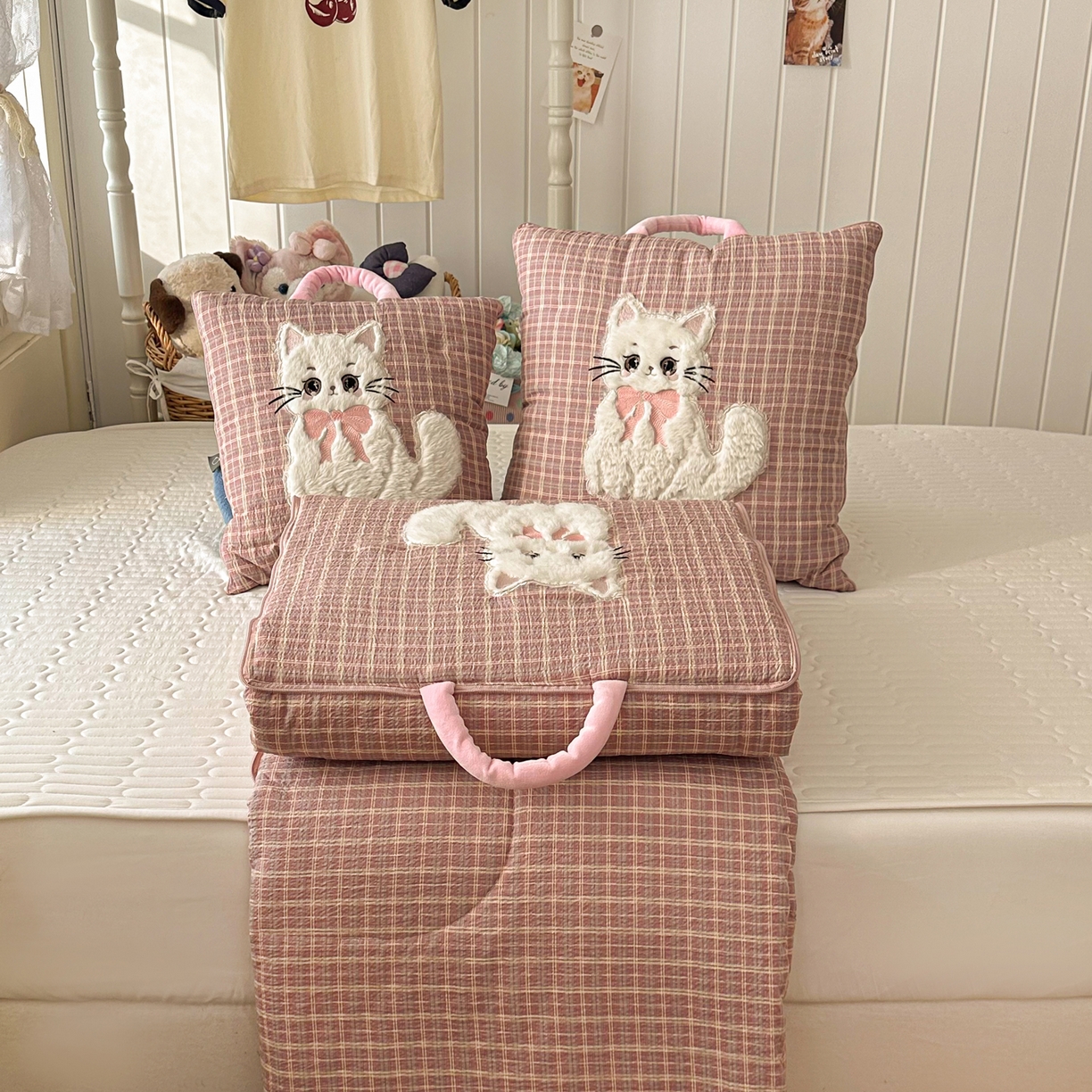 91家纺网 家纺一手货源 找家纺 番茄+ 2026新款ins风猫咪抱枕被 奶芙猫—海莉红