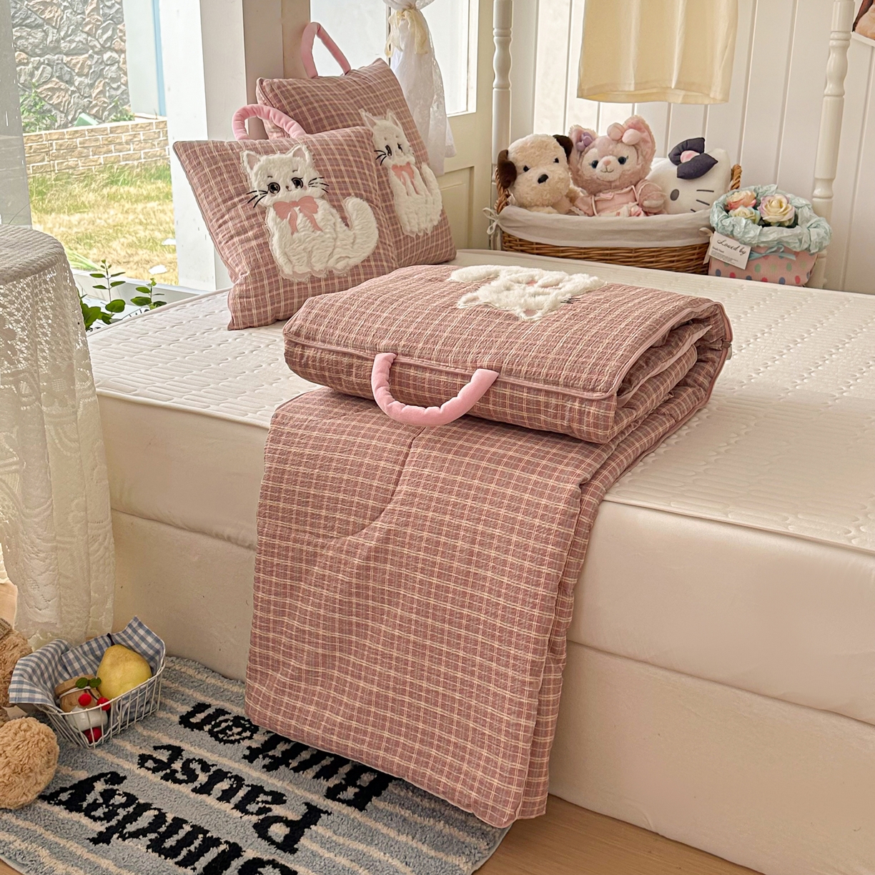 91家纺网 家纺一手货源 找家纺 番茄+ 2026新款ins风猫咪抱枕被 奶芙猫—海莉红