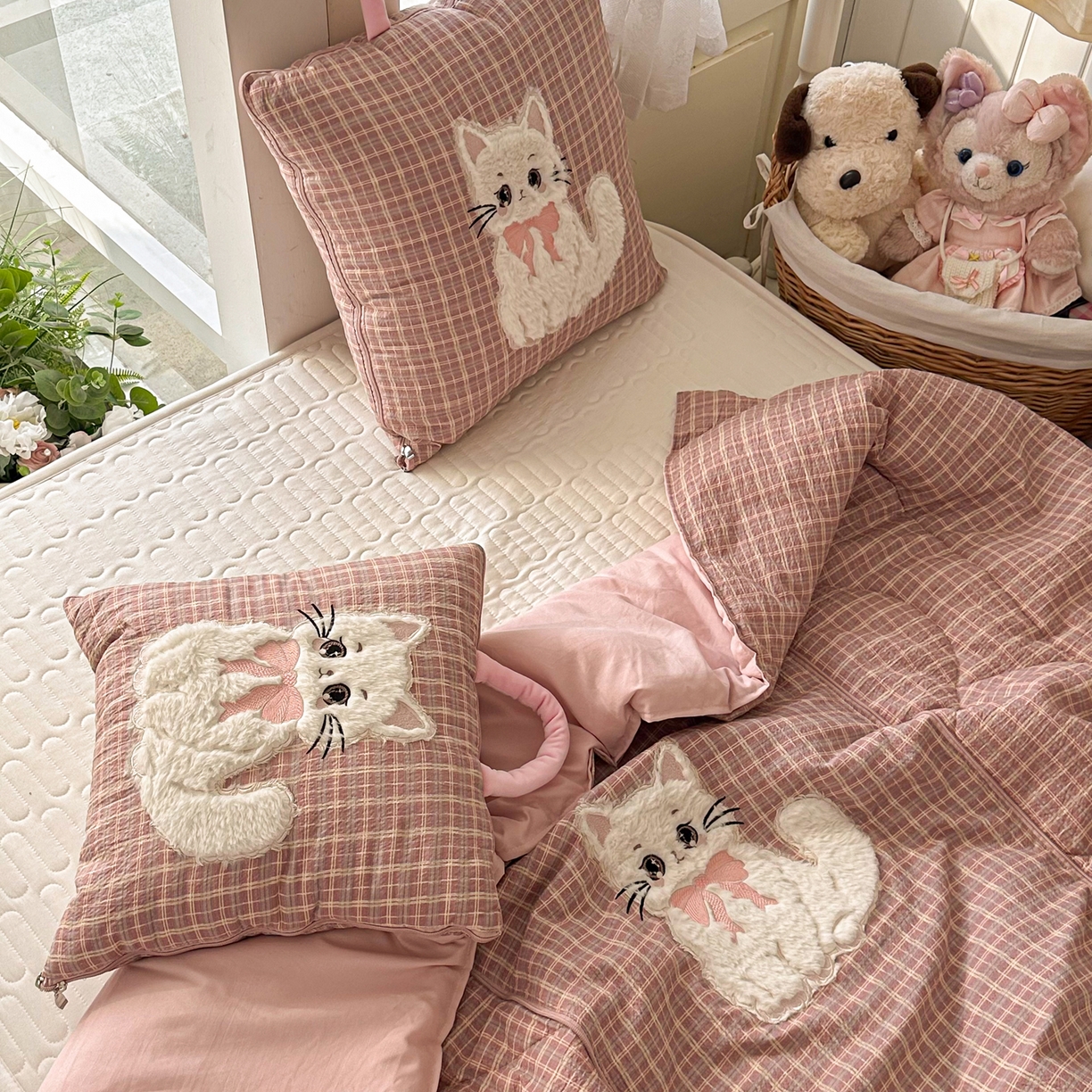 91家纺网 家纺一手货源 找家纺 番茄+ 2026新款ins风猫咪抱枕被 奶芙猫—海莉红