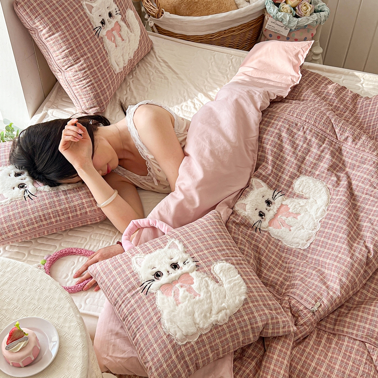 91家纺网 家纺一手货源 找家纺 番茄+ 2026新款ins风猫咪抱枕被 奶芙猫—海莉红