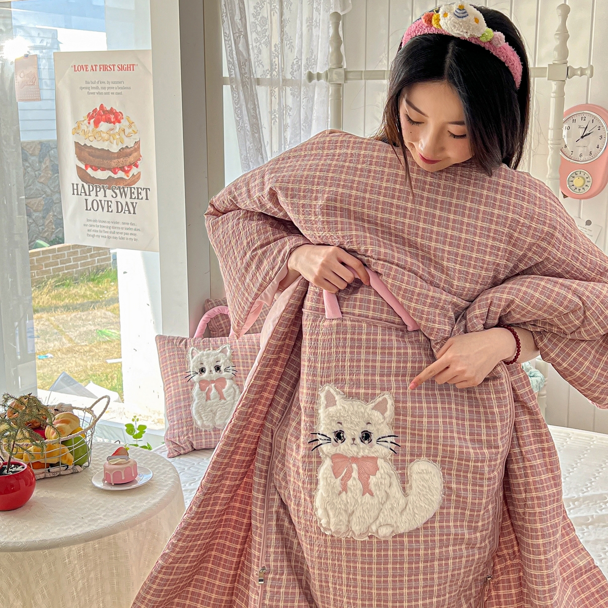 91家纺网 家纺一手货源 找家纺 番茄+ 2026新款ins风猫咪抱枕被 奶芙猫—海莉红