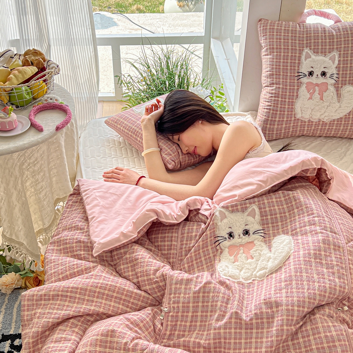 91家纺网 家纺一手货源 找家纺 番茄+ 2026新款ins风猫咪抱枕被 奶芙猫—海莉红