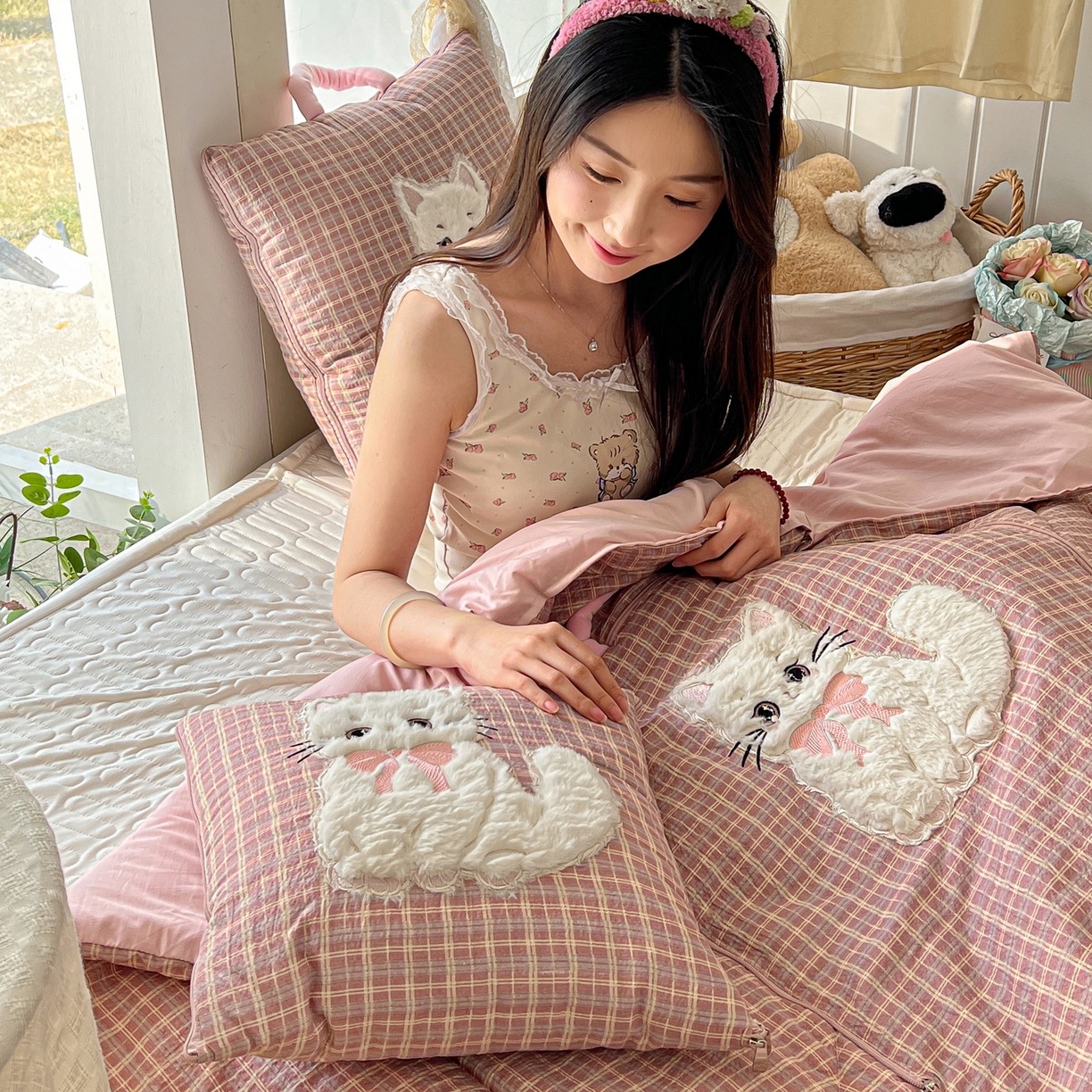 91家纺网 家纺一手货源 找家纺 番茄+ 2026新款ins风猫咪抱枕被 奶芙猫—海莉红