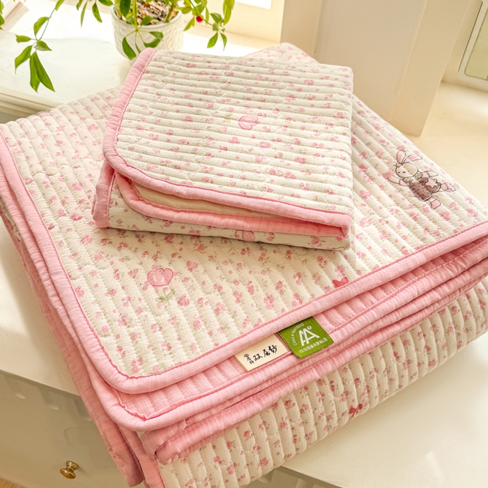 91家纺网 家纺一手货源 找家纺 喜居 2026新款A类双面泡芙双层纱夹棉床盖 双层纱夹棉床盖-小兔花园