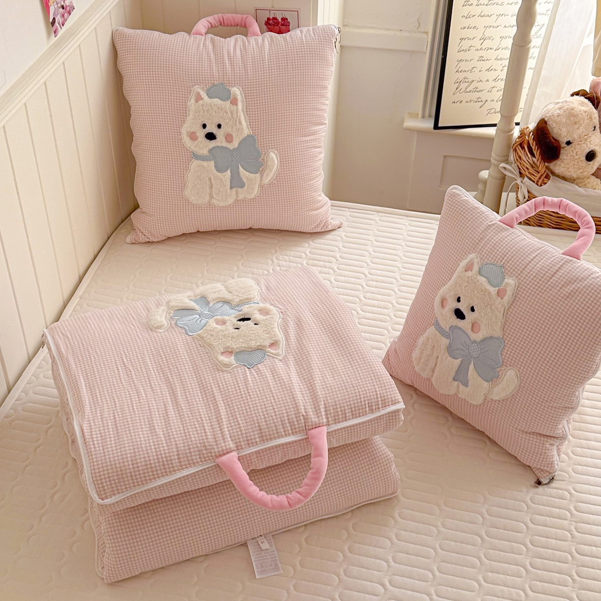 91家纺网 家纺一手货源 找家纺 番茄+ .2026新款甜雾西高地抱枕被 甜雾西高地-粉