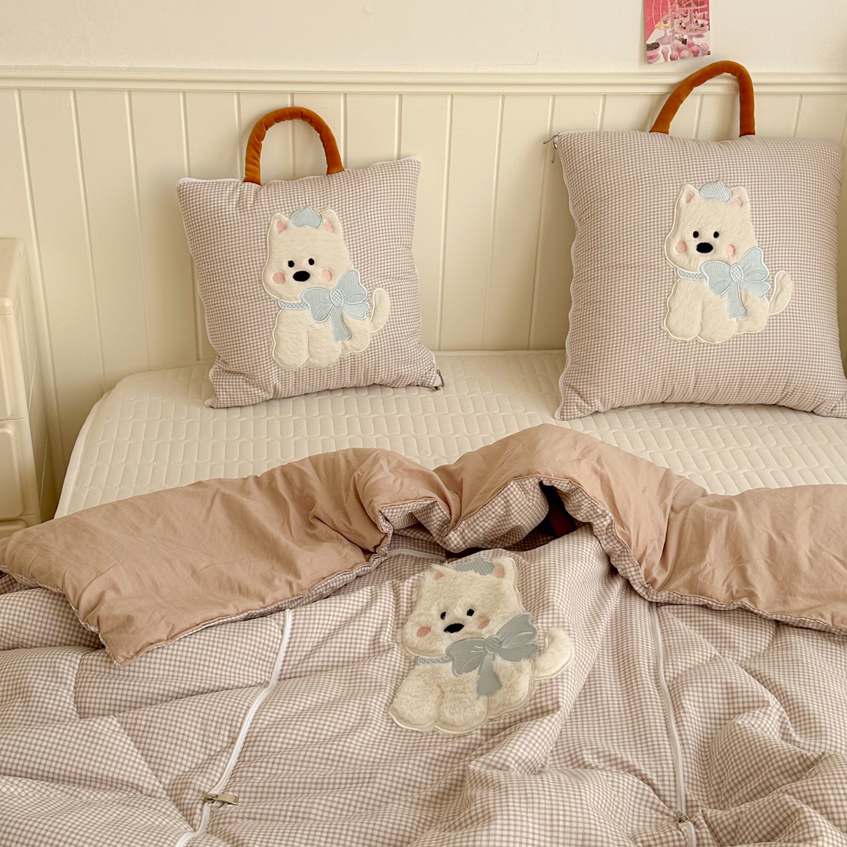 91家纺网 家纺一手货源 找家纺 番茄+ .2026新款甜雾西高地抱枕被 甜雾西高地-咖