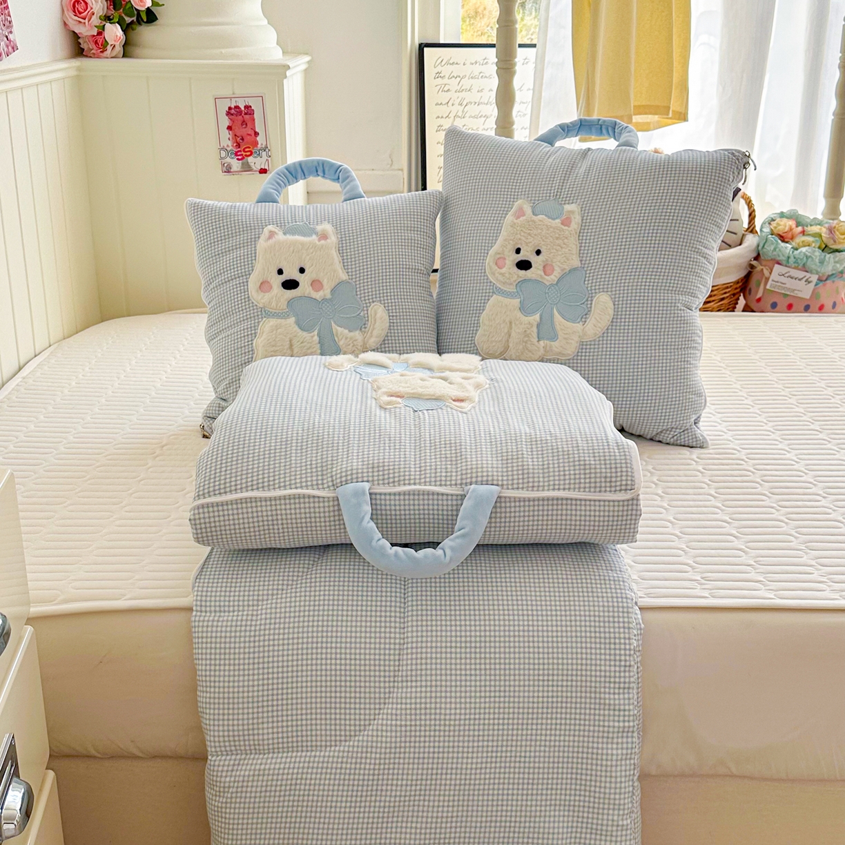 91家纺网 家纺一手货源 找家纺 番茄+ .2026新款甜雾西高地抱枕被 甜雾西高地-蓝