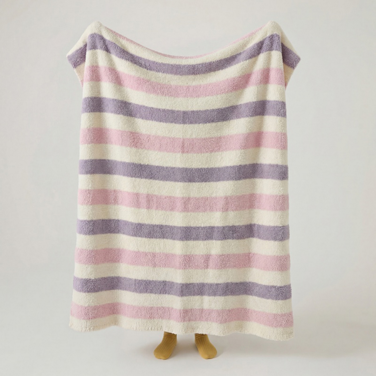 91家纺网 家纺一手货源 找家纺 暖绵绵家纺 2026新款简约现代条纹时尚毯子-琪拉 粉紫色