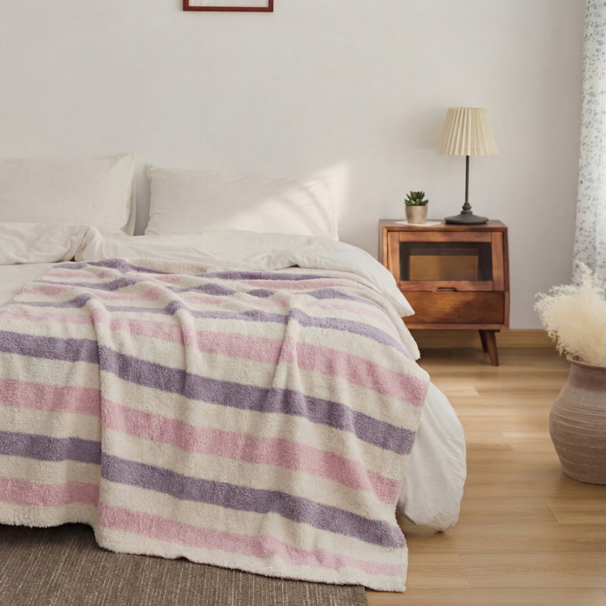 91家纺网 家纺一手货源 找家纺 暖绵绵家纺 2026新款简约现代条纹时尚毯子-琪拉 粉紫色