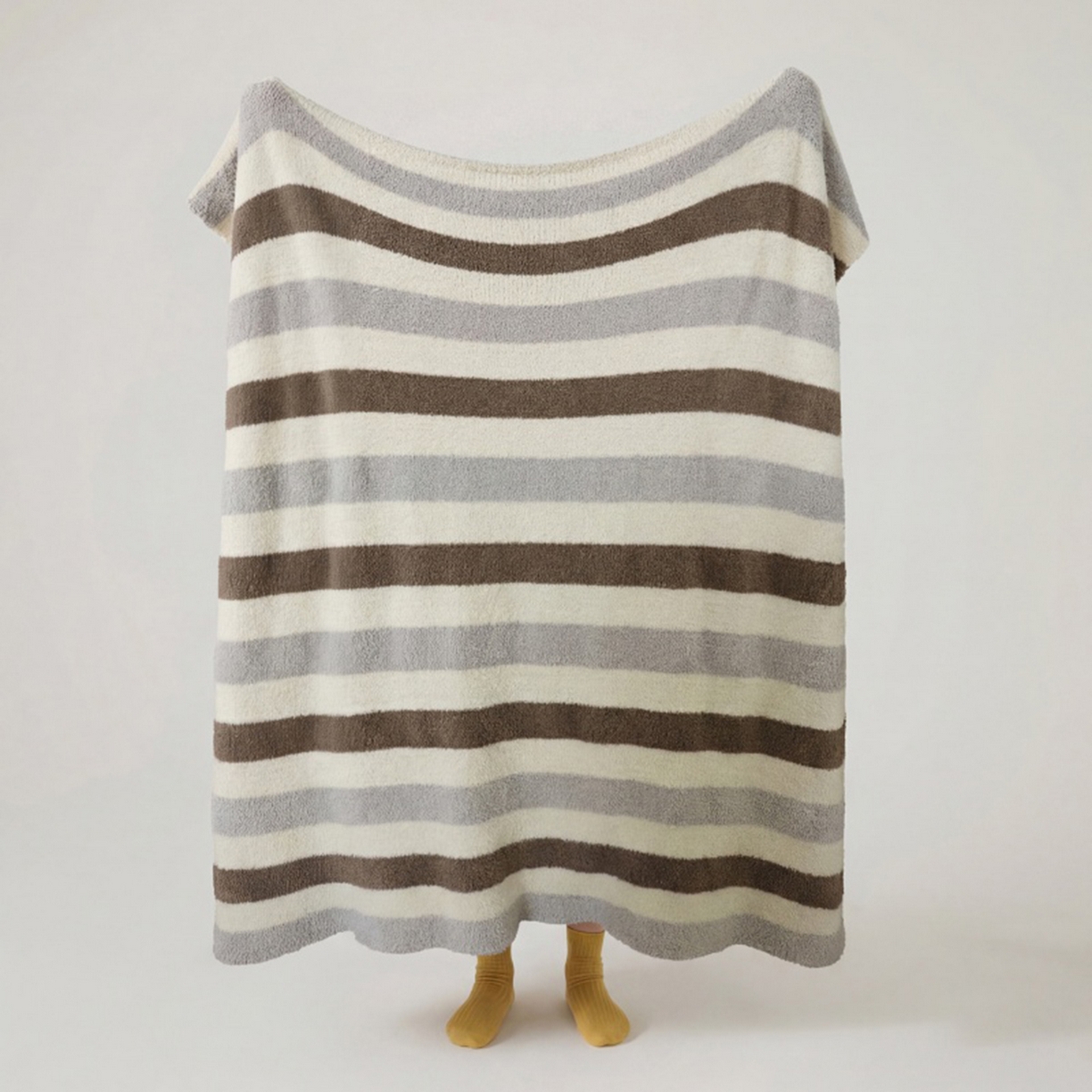 91家纺网 家纺一手货源 找家纺 暖绵绵家纺 2026新款简约现代条纹时尚毯子-琪拉 棕灰色