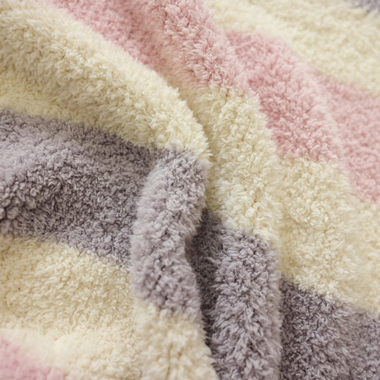 91家纺网 家纺一手货源 找家纺 暖绵绵家纺 2026新款简约现代条纹时尚毯子-琪拉 粉紫色