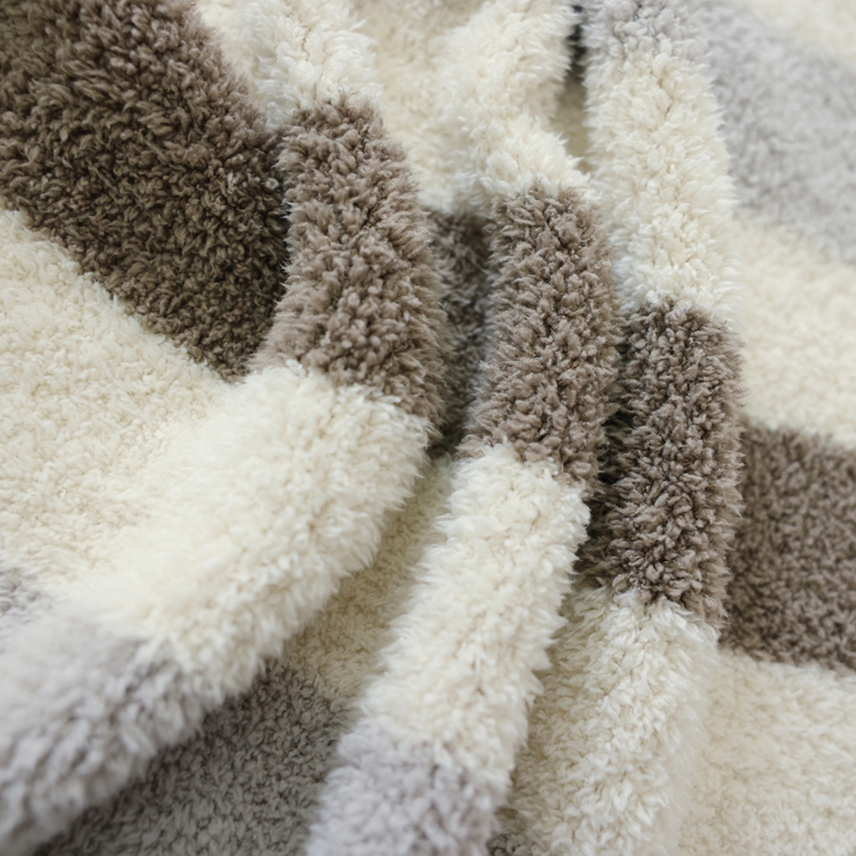 91家纺网 家纺一手货源 找家纺 暖绵绵家纺 2026新款简约现代条纹时尚毯子-琪拉 棕灰色