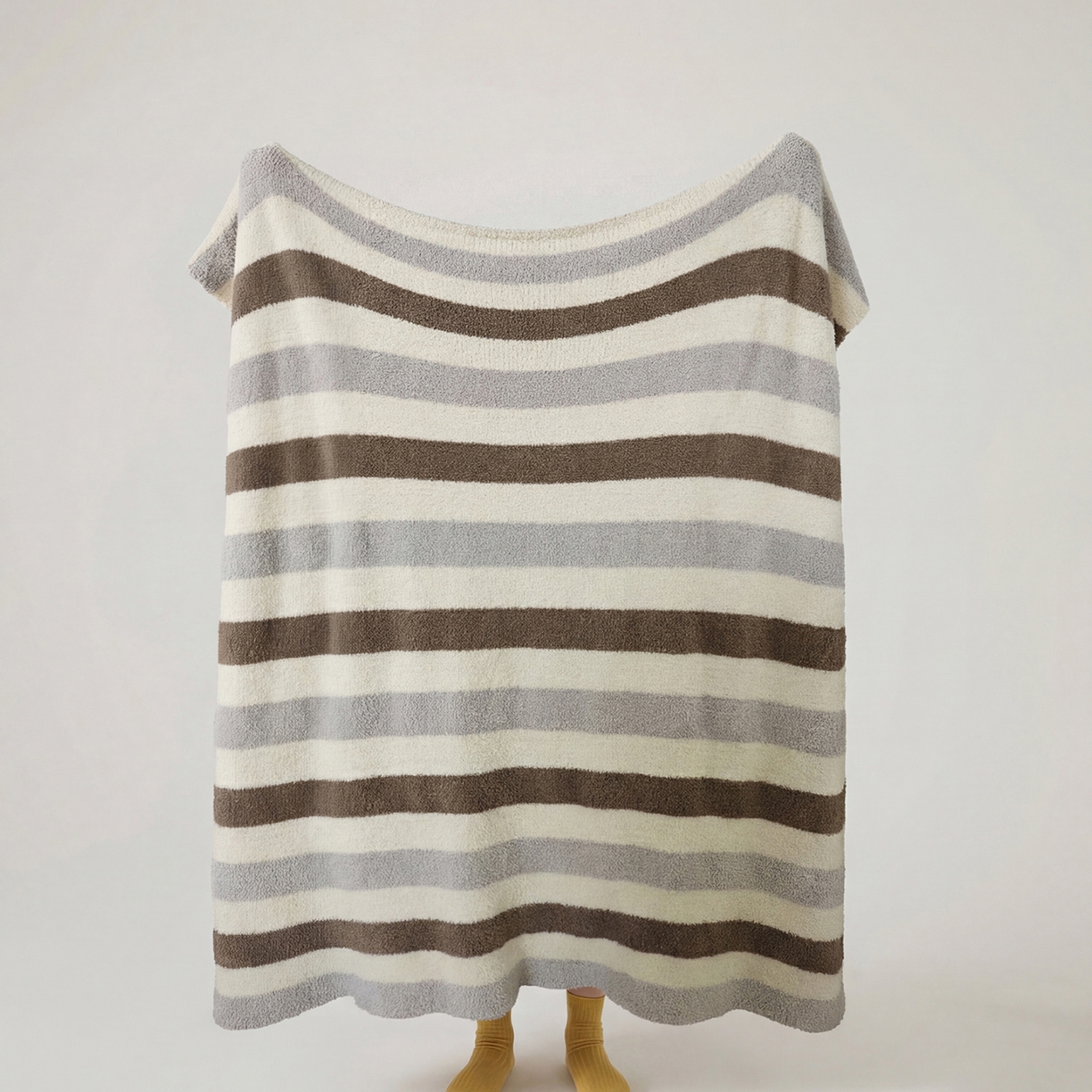 暖绵绵家纺 2026新款简约现代条纹时尚毯子-琪拉 棕灰色