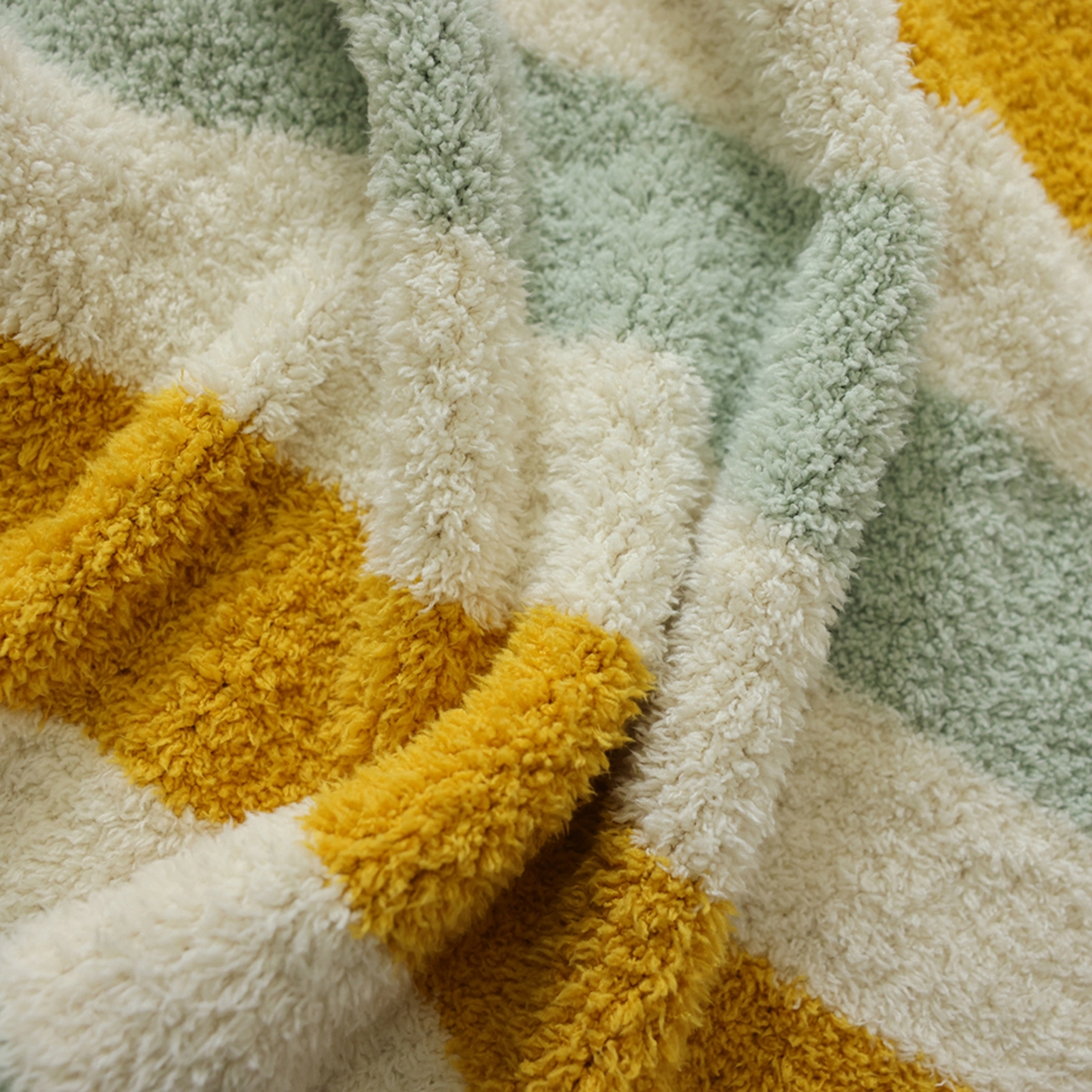 91家纺网 家纺一手货源 找家纺 暖绵绵家纺 2026新款简约现代条纹时尚毯子-琪拉 草黄色