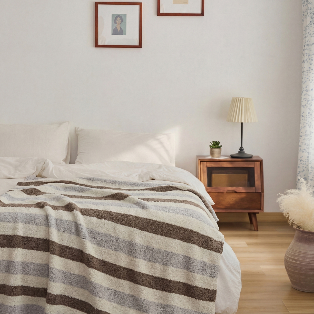 91家纺网 家纺一手货源 找家纺 暖绵绵家纺 2026新款简约现代条纹时尚毯子-琪拉 棕灰色