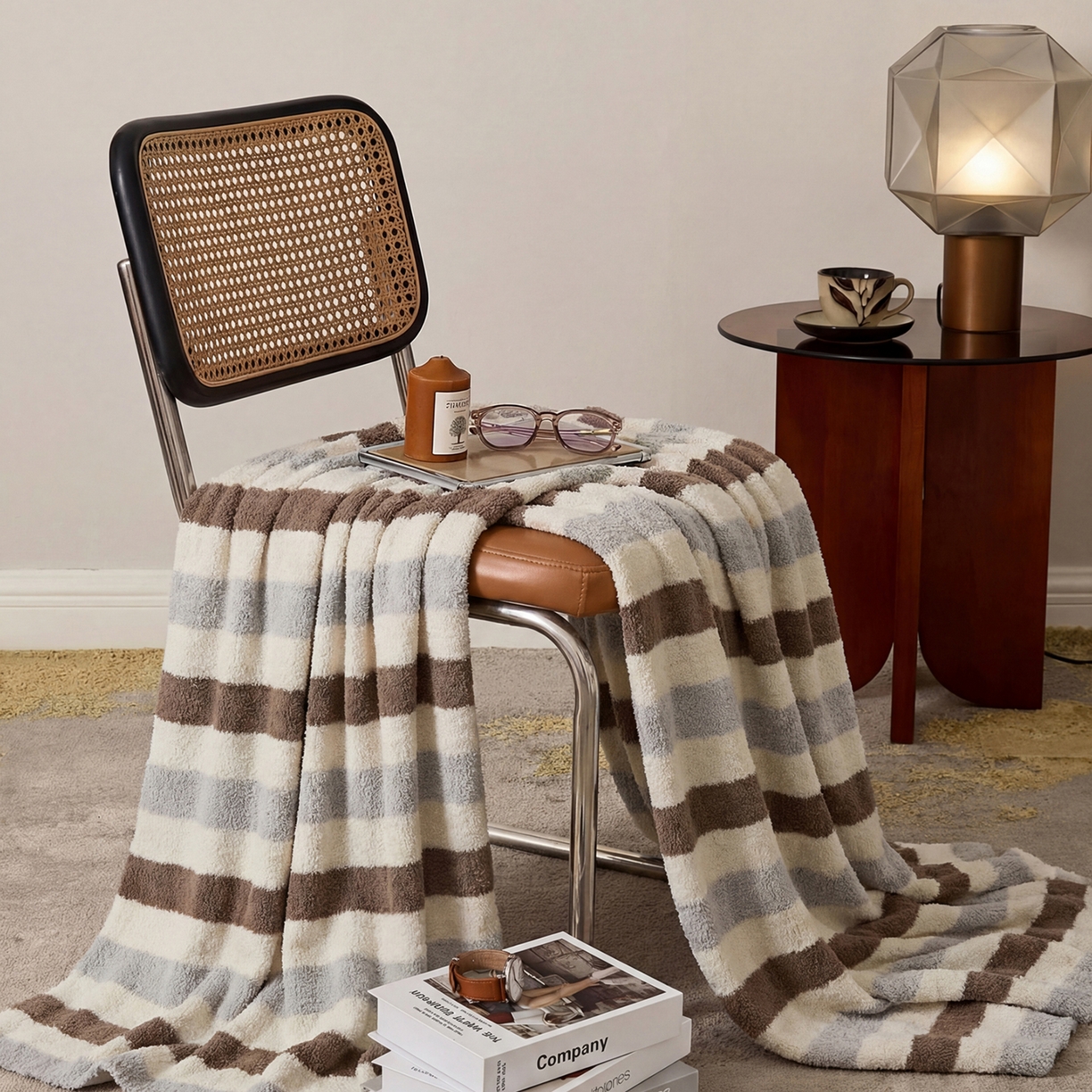 91家纺网 家纺一手货源 找家纺 暖绵绵家纺 2026新款简约现代条纹时尚毯子-琪拉 棕灰色