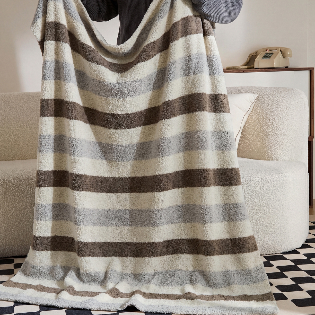 91家纺网 家纺一手货源 找家纺 暖绵绵家纺 2026新款简约现代条纹时尚毯子-琪拉 棕灰色