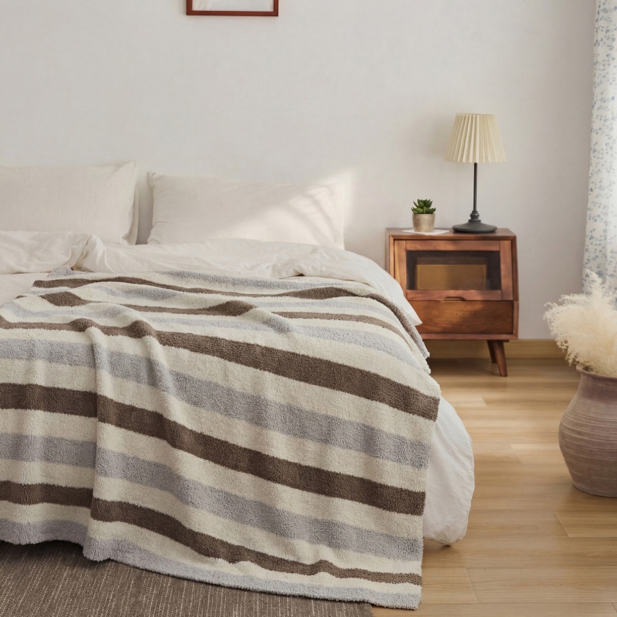 91家纺网 家纺一手货源 找家纺 暖绵绵家纺 2026新款简约现代条纹时尚毯子-琪拉 棕灰色