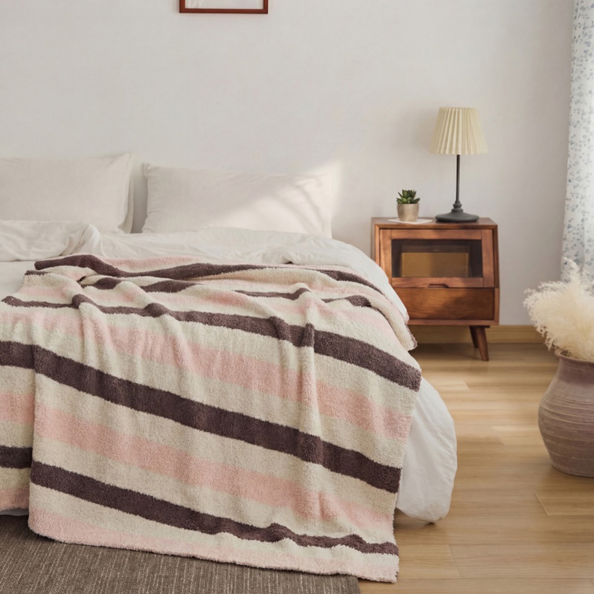 91家纺网 家纺一手货源 找家纺 暖绵绵家纺 2026新款简约现代条纹时尚毯子-琪拉 深咖色