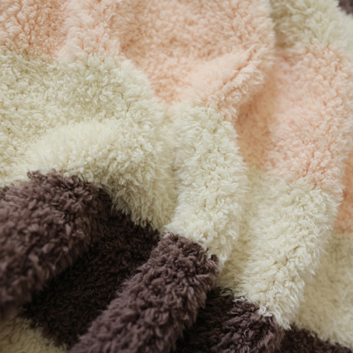 91家纺网 家纺一手货源 找家纺 暖绵绵家纺 2026新款简约现代条纹时尚毯子-琪拉 深咖色