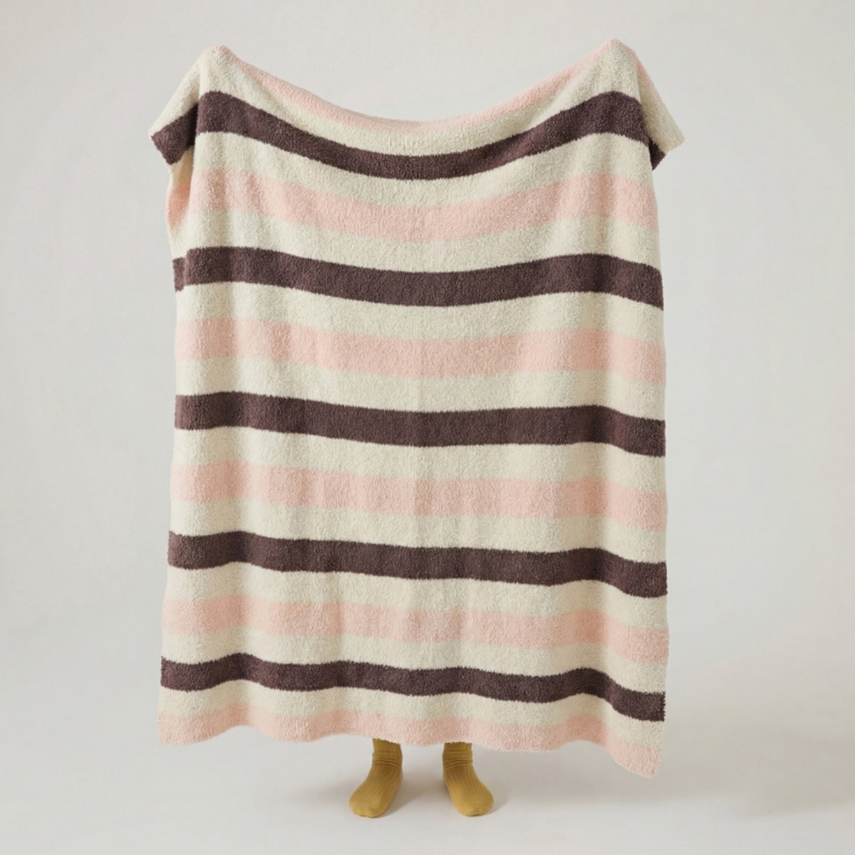 91家纺网 家纺一手货源 找家纺 暖绵绵家纺 2026新款简约现代条纹时尚毯子-琪拉 深咖色