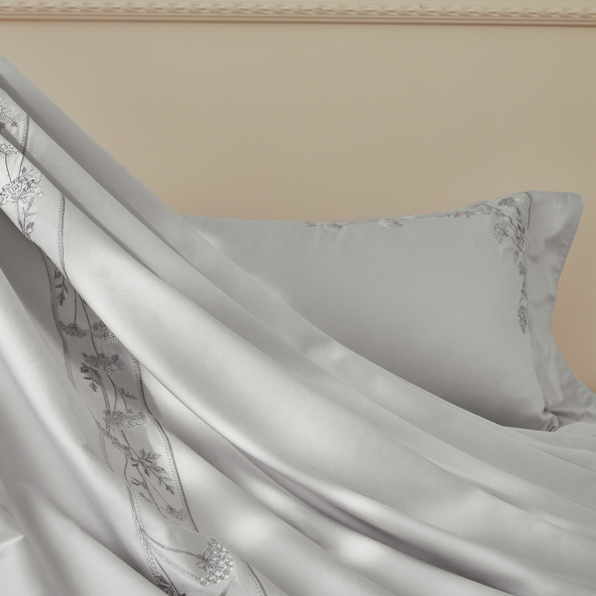 91家纺网 家纺一手货源 找家纺 榻尚家居 2026新款百支锦棉纯棉绣花工艺款四件套-暗香 暗香-灰