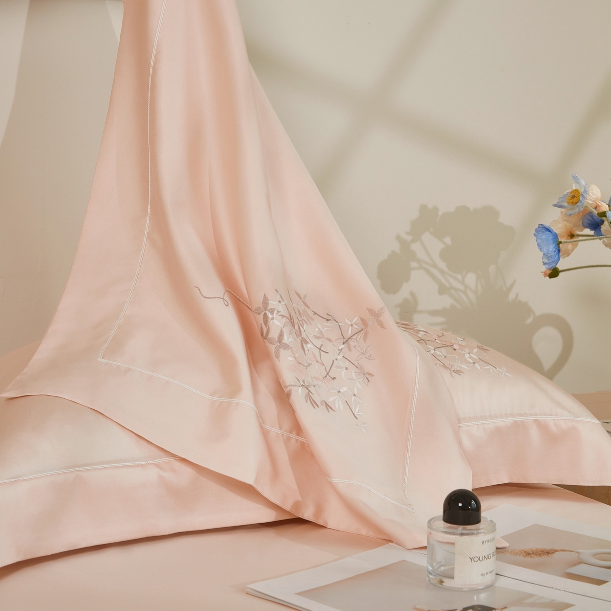 91家纺网 家纺一手货源 找家纺 榻尚家居 2026新款天丝棉绣花工艺款四件套-织梦 织梦玉