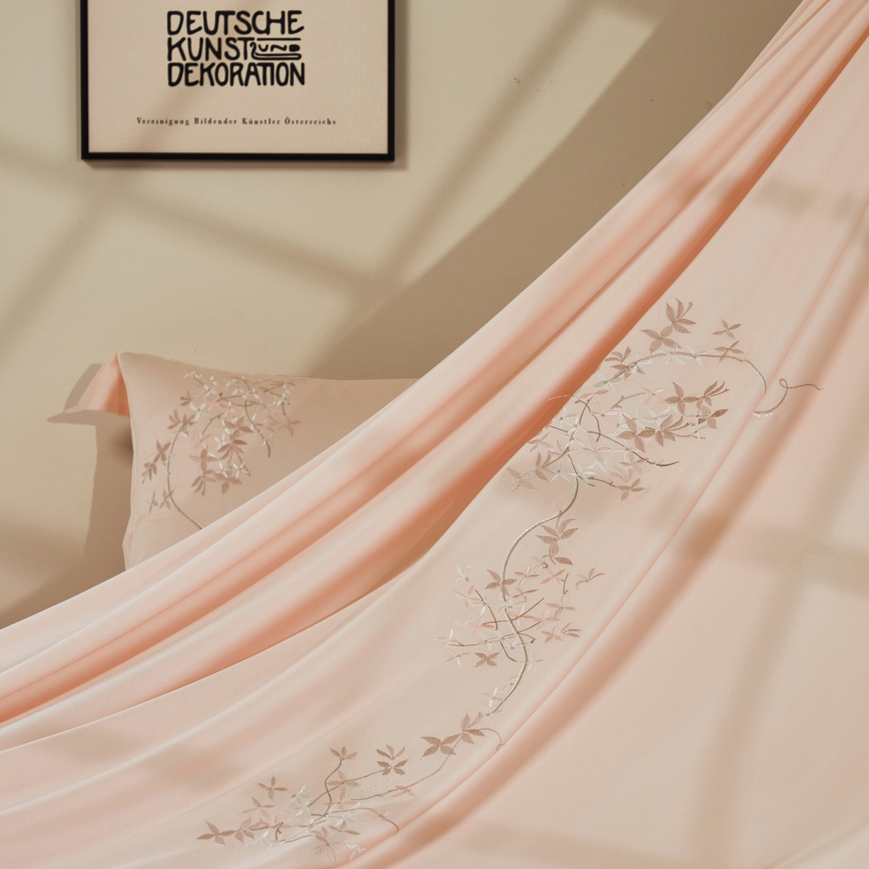 91家纺网 家纺一手货源 找家纺 榻尚家居 2026新款天丝棉绣花工艺款四件套-织梦 织梦玉