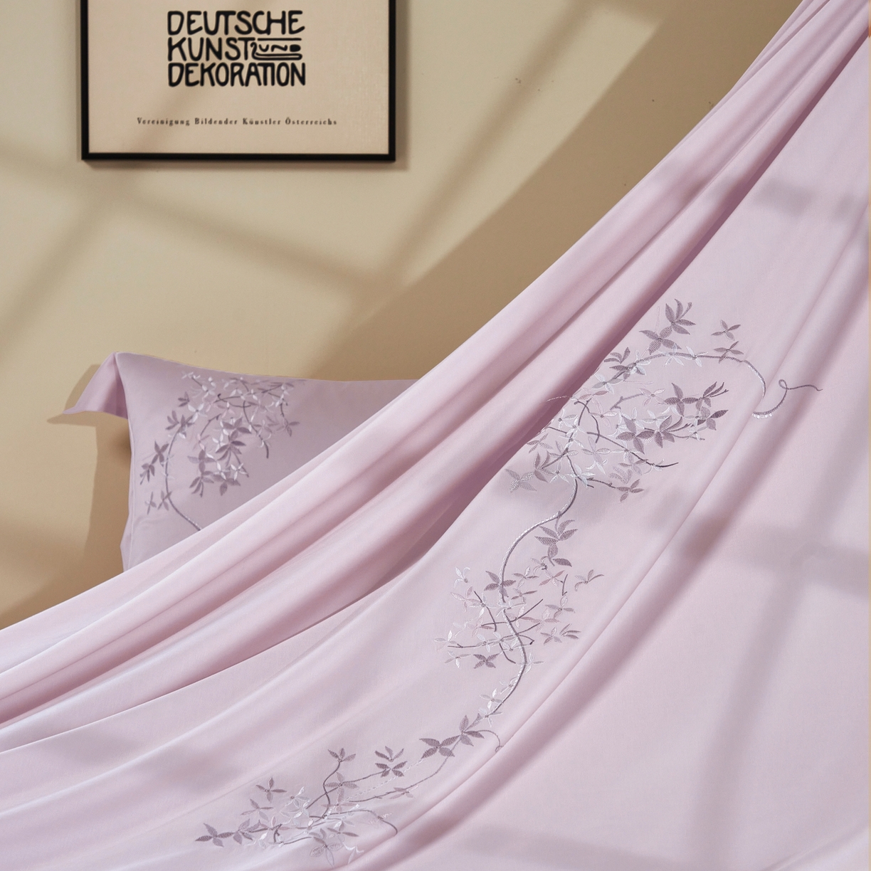 91家纺网 家纺一手货源 找家纺 榻尚家居 2026新款天丝棉绣花工艺款四件套-织梦 织梦紫