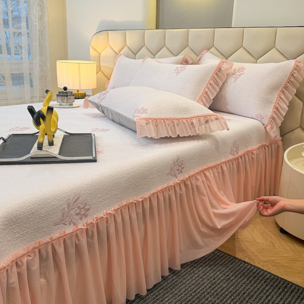 91家纺网 家纺一手货源 找家纺 昊翔家纺 2026春夏新款A类凉感高分子床裙款凉席三件套-云絮茉香 云絮茉香-粉色
