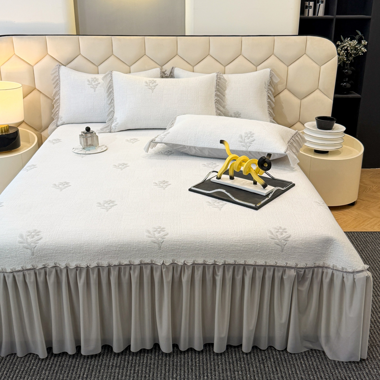 91家纺网 家纺一手货源 找家纺 昊翔家纺 2026春夏新款A类凉感高分子床裙款凉席三件套-云絮茉香 云絮茉香-灰色