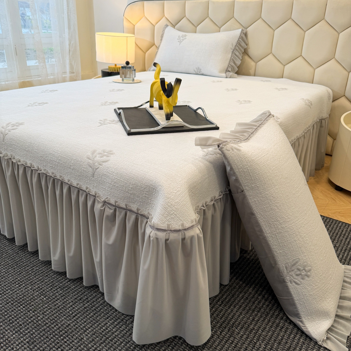 91家纺网 家纺一手货源 找家纺 昊翔家纺 2026春夏新款A类凉感高分子床裙款凉席三件套-云絮茉香 云絮茉香-灰色