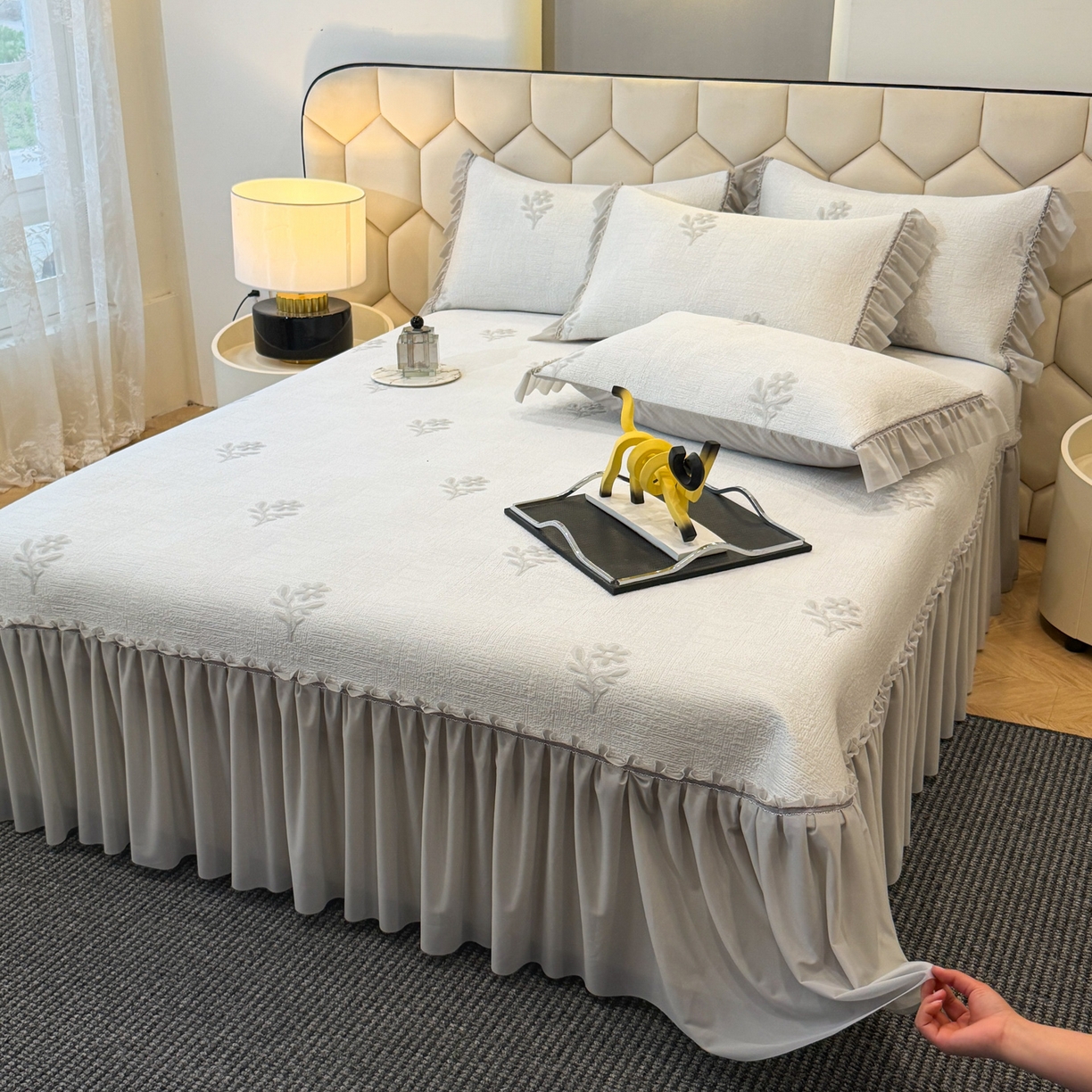 91家纺网 家纺一手货源 找家纺 昊翔家纺 2026春夏新款A类凉感高分子床裙款凉席三件套-云絮茉香 云絮茉香-灰色