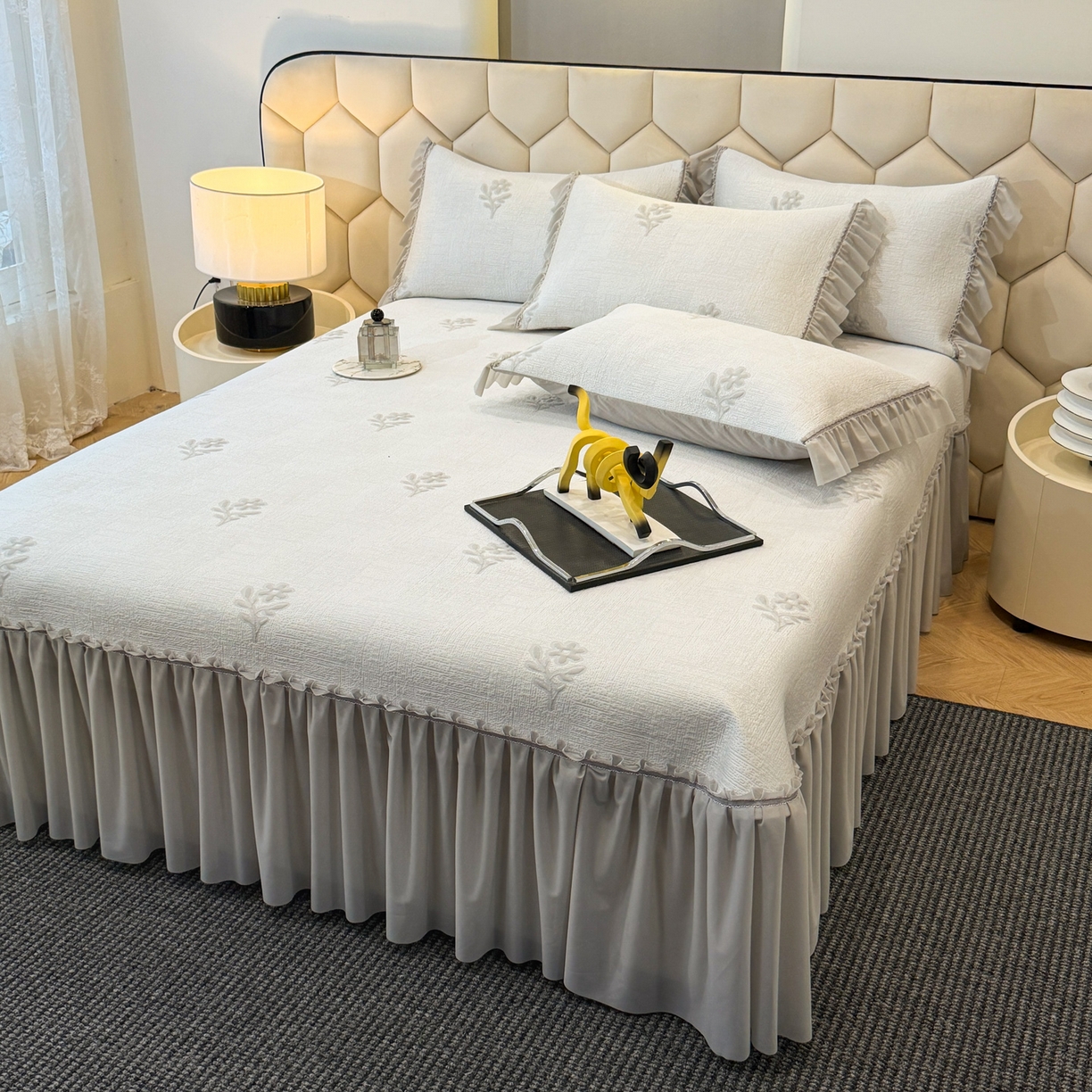 91家纺网 家纺一手货源 找家纺 昊翔家纺 2026春夏新款A类凉感高分子床裙款凉席三件套-云絮茉香 云絮茉香-灰色