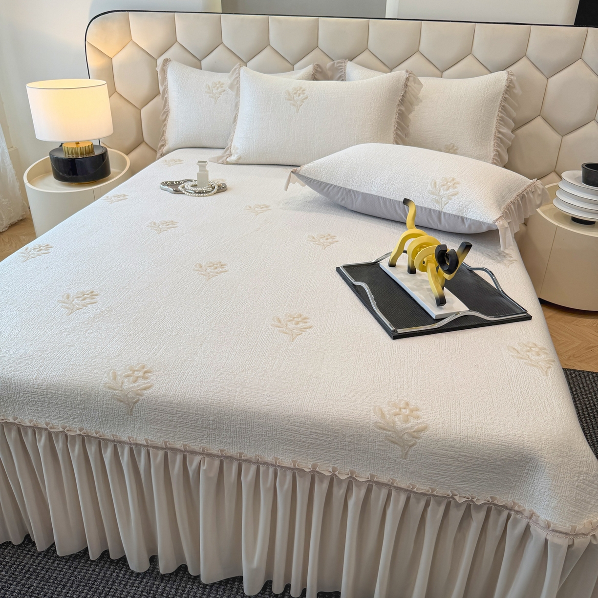 91家纺网 家纺一手货源 找家纺 昊翔家纺 2026春夏新款A类凉感高分子床裙款凉席三件套-云絮茉香 云絮茉香-香槟色