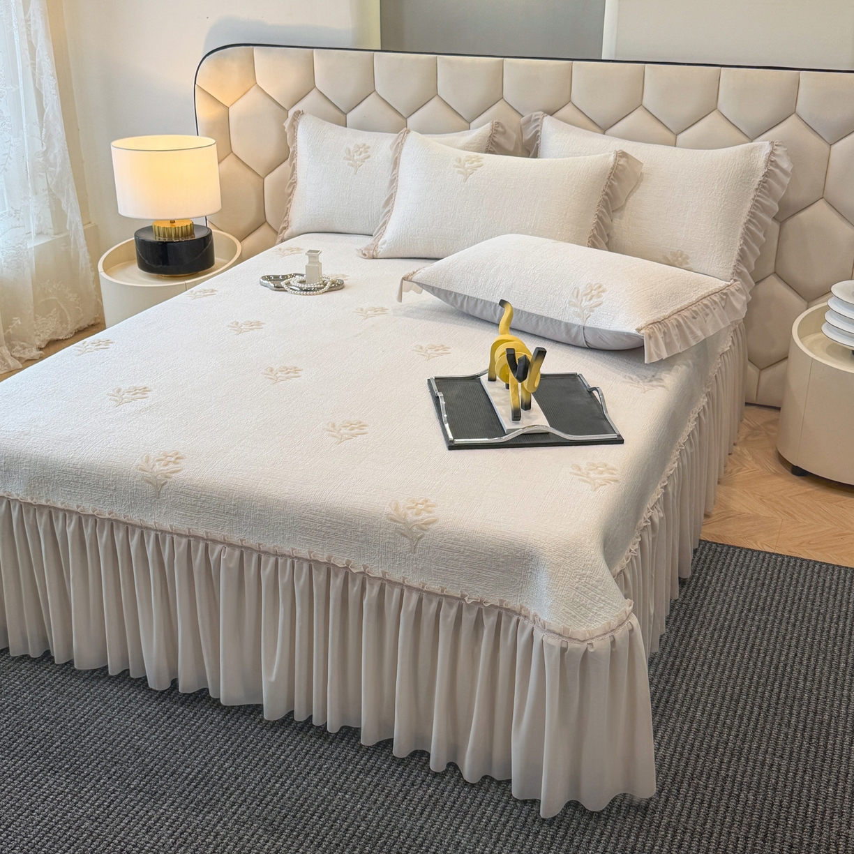 91家纺网 家纺一手货源 找家纺 昊翔家纺 2026春夏新款A类凉感高分子床裙款凉席三件套-云絮茉香 云絮茉香-香槟色