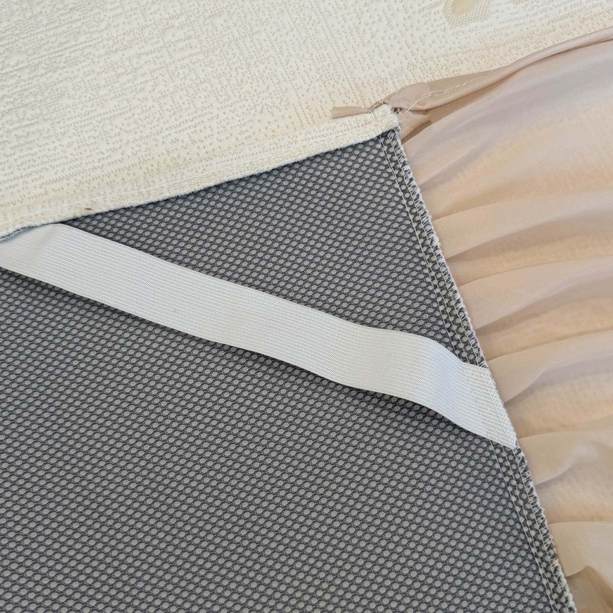 91家纺网 家纺一手货源 找家纺 昊翔家纺 2026春夏新款A类凉感高分子床裙款凉席三件套-云絮茉香 云絮茉香-香槟色