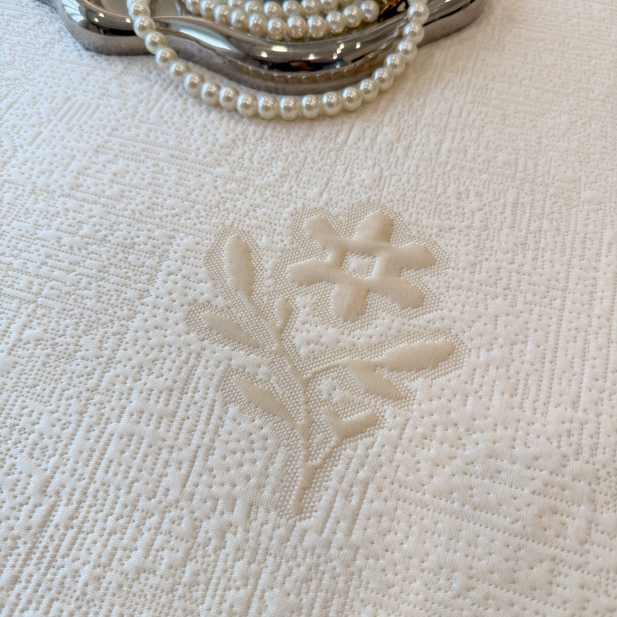 91家纺网 家纺一手货源 找家纺 昊翔家纺 2026春夏新款A类凉感高分子床裙款凉席三件套-云絮茉香 云絮茉香-香槟色