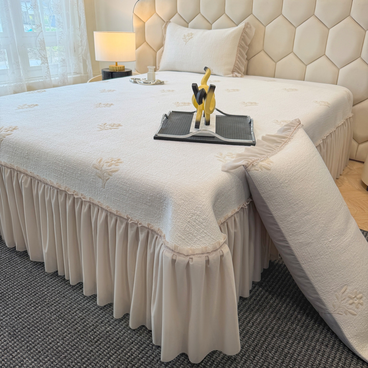 91家纺网 家纺一手货源 找家纺 昊翔家纺 2026春夏新款A类凉感高分子床裙款凉席三件套-云絮茉香 云絮茉香-香槟色