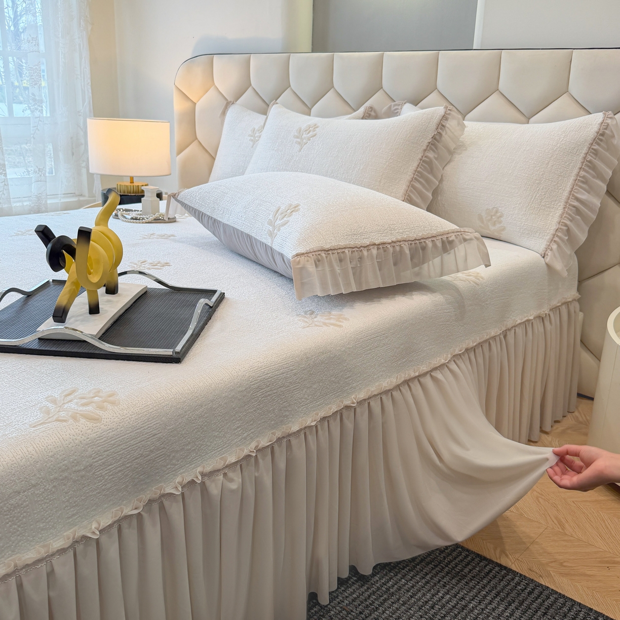 91家纺网 家纺一手货源 找家纺 昊翔家纺 2026春夏新款A类凉感高分子床裙款凉席三件套-云絮茉香 云絮茉香-香槟色