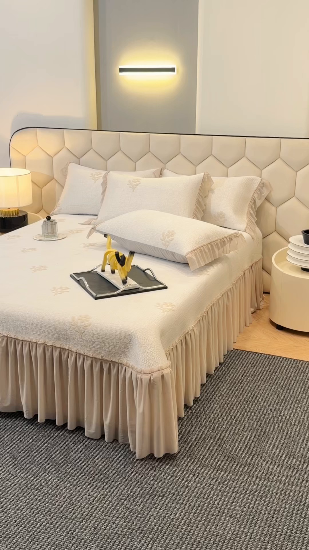 91家纺网 家纺一手货源 找家纺 昊翔家纺 2026春夏新款A类凉感高分子床裙款凉席三件套-云絮茉香 云絮茉香-香槟色