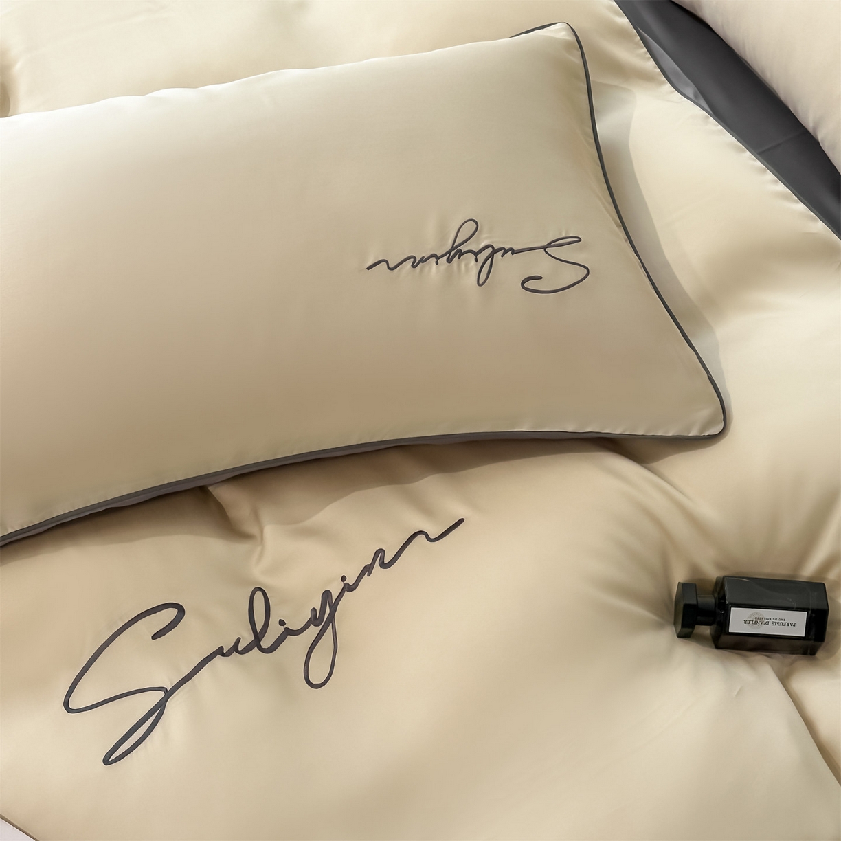 91家纺网 家纺一手货源 找家纺 美澳家纺 2026新款凉感水洗冰丝真丝刺绣双拼单被套四件套 卡其灰