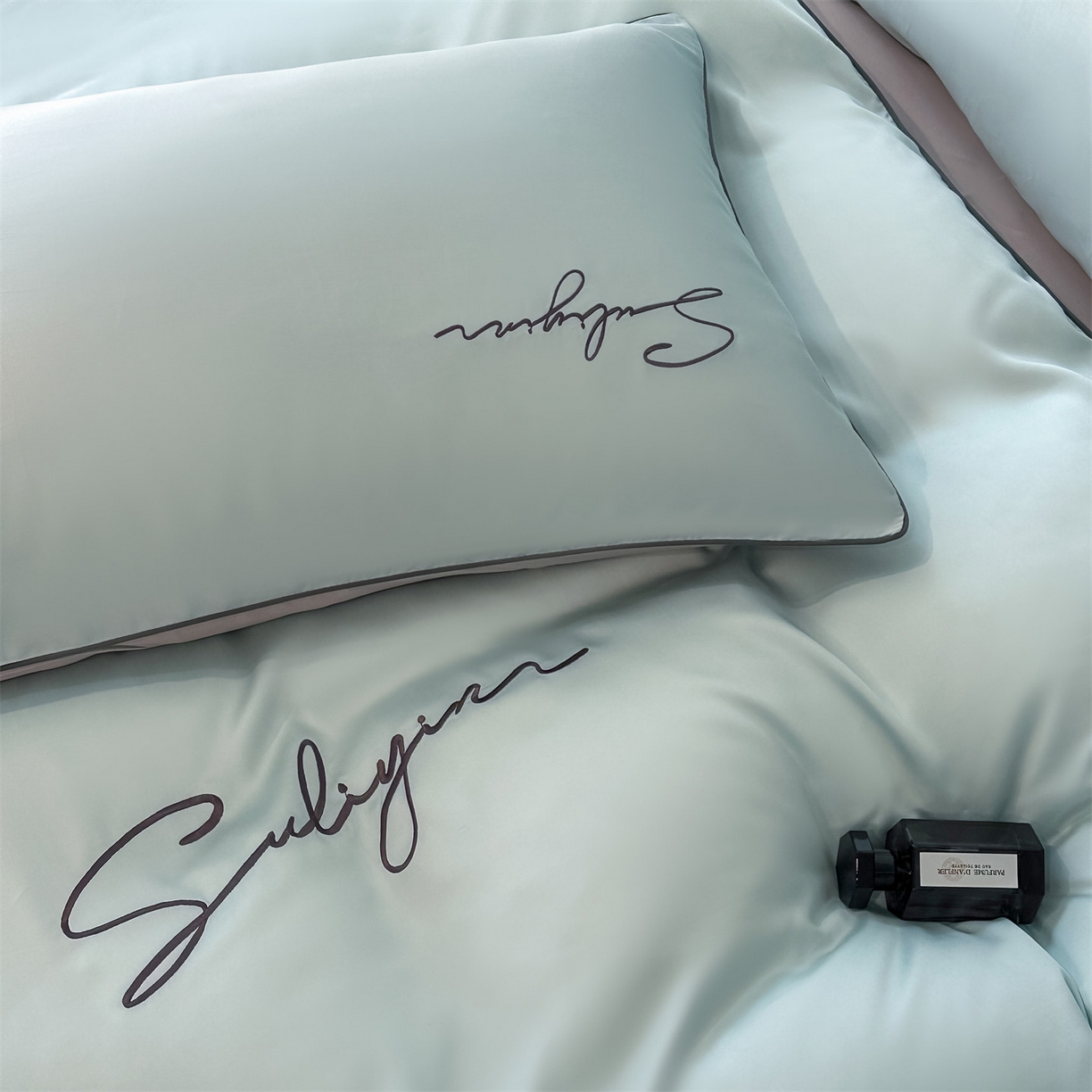 91家纺网 家纺一手货源 找家纺 美澳家纺 2026新款凉感水洗冰丝真丝刺绣双拼单被套四件套 冰蓝灰